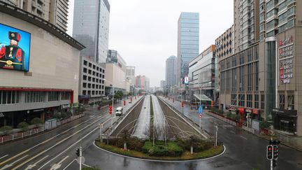 Une rue déserte de Wuhan après l'interdiction des véhicules non essentiels dans le centre de la ville, dimanche 26 janvier 2020.&nbsp; (REUTERS)