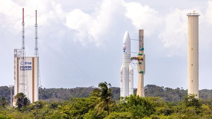 La fusée Ariane 5 sur la rampe de lancement du Centre spatial guyanais à Kourou, le 3 juillet 2023. (JODY AMIET / AFP)