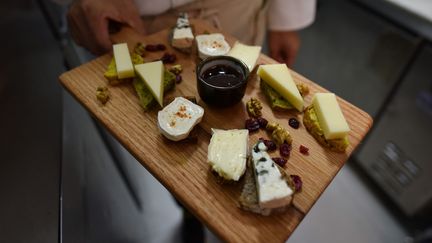 Photo d'illustration d'un plateau de fromages dans un restaurant de Pékin. (GREG BAKER / AFP)