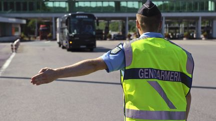 Un gendarme lors d'un contrôle de police à  Villars-sous-Ecot dans le Doubs le 27 juillet 2012 (SEBASTIEN BOZON / AFP)