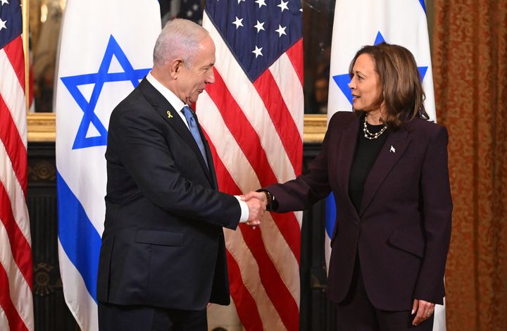 Le Premier ministre israélien, Benyamin Nétanyahou, rencontre la vice-présidente américaine, Kamala Harris, à Washington (Etats-Unis), le 25 juillet 2024. (ROBERTO SCHMIDT / AFP)