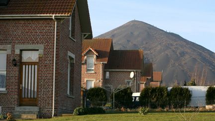 Avec un sommet &agrave; 184 m&egrave;tres d'altitude, le terril de la fosse 11/19 de Loos-en-Gohelle (Pas-de-Calais) est le plus haut d'Europe. (DELPHINE PINEAU / MAXPPP)