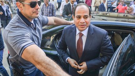 Le mar&eacute;chal Abdel Fattah al-Sissi, candidat &agrave; l'&eacute;lection pr&eacute;sidentielle en Egypte, vote au Caire, le 26 mai 2014. (AHMED HENDAWY / CITIZENSIDE / AFP)