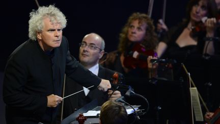 Le chef d'orchestre britannique Simon Rattle dirige l'orchestre symphonique de Londres. Mais qu'a-t-il remarqu&eacute; ? (CHRISTOPHE SIMON / AFP)