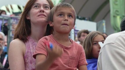 Sur les sites des épreuves ou dans les fanzones, les enfants donnent aussi de la voix, jeudi 1er août, pour soutenir les athlètes français.