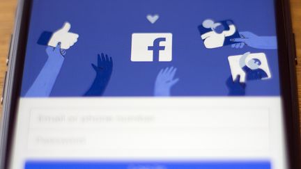 Facebook a&nbsp; promis récemment de chiffrer sa plateforme de messagerie instantanée Messenger, comme l'est déjà WhatsApp.
 (ALASTAIR PIKE / AFP)