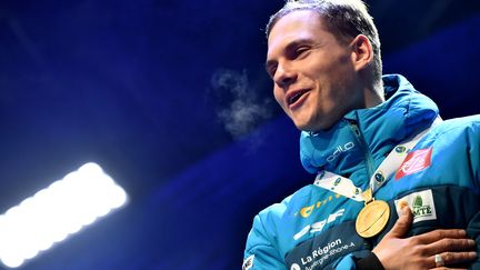 Emilien Jacquelin, médaille d'or des championnats du Monde de la poursuite 2020 autour du cou. (MARCO BERTORELLO / AFP)