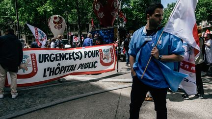 Des soignants rassemblés devant le ministère de la Santé, le 7 juin 2022 à Paris. (MAXIME GRUSS / HANS LUCAS / AFP)