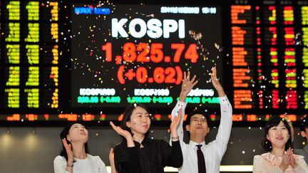 Des employ&eacute;s f&ecirc;tent le dernier jour d'activit&eacute; de l'ann&eacute;e de la Bourse de S&eacute;oul (Cor&eacute;e du Sud), le 29 d&eacute;cembre 2011. (JUNG YEON-JE / AFP)