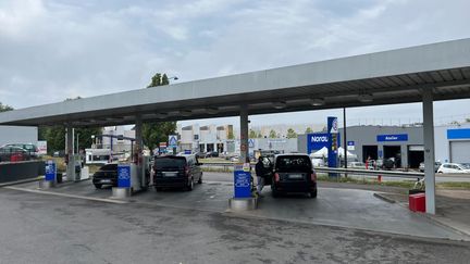 La station-service de Champigny-sur-Marne, dans le Val-de-Marne. (BENJAMIN RECOUVREUR / RADIO FRANCE)