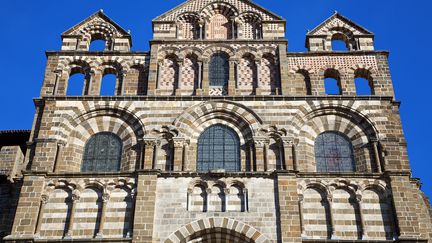 La route fran&ccedil;aise du p&eacute;lerinage vers Saint-Jacques-de-Compostelle est entr&eacute;e au patrimoine de l'Unesco en 1998, pour ses nombreux monuments. La vedette ? La&nbsp;cath&eacute;drale Notre-Dame du Puy-en-Velay. (SONNET SYLVAIN / HEMIS.FR / AFP)