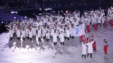 Moment historique lors de la cérémonie d'ouverture des JO vendredi 9 février&nbsp;à Pyeongchang (Corée du Sud)&nbsp;avec le défilé des deux Corées sous le même drapeau. (TIM CLAYTON - CORBIS / CORBIS SPORT)