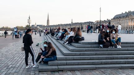 Des jeunes gens sur une place à Bordeaux (Gironde). Photo d'illustration. (VALENTINO BELLONI / HANS LUCAS)