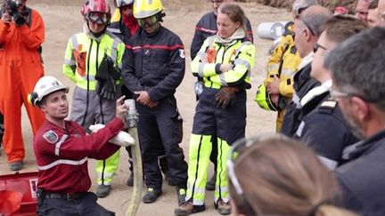 Des sapeurs-pompiers du sud de la France sont venus prêter main-forte à leurs collègues, dans la province canadienne de Québec, pour lutter contre les incendies. Jamais le pays n'avait connu une telle situation. (FRANCEINFO)