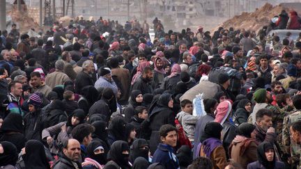 Des dizaines de familles syriennes faisaient la queue à Jabal Badro, le 29 novembre 2016, pour accéder aux autobus affrétés par le régime. Ils tentent de fuir les zones d'Alep-Est, sous contrôle rebelle, avant l'assaut des soldats d'Assad et des milices chiites pro-iraniennes. (George OURFALIAN / AFP)