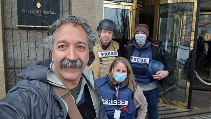 Le journaliste franco-irlandais&nbsp;Pierre Zakrzewski accompagné de collègues à Kiev (Ukraine). Sa mort a été annoncée le 15 mars 2022 par la chaîne américaine Fox News.&nbsp;&nbsp; (FOX NEWS / AFP)