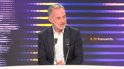 Emmanuel Grégoire, député socialiste et conseiller de Paris, invité lundi 29 juillet sur franceinfo. (FRANCEINFO)