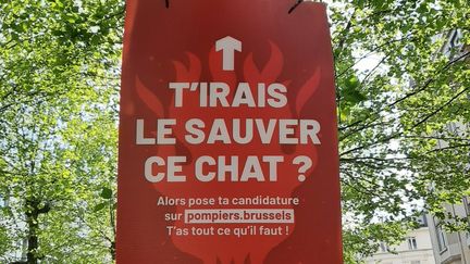 Une affiche des&nbsp;pompiers de Bruxelles utilise le second degré pour recruter de nouveaux bras. (ANGELIQUE BOUIN / RADIO FRANCE)