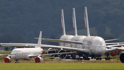 Des Airbus A380 sur le tarmac de Lourdes (Hautes-Pyrénées), le 15 juillet 2021.&nbsp; (LUDOVIC MARIN / AFP)