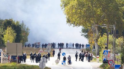 Des forces de l'ordre en marge de la manifestation contre le projet d'autoroute entre Castres et Toulouse, à Saïx (Tarn), le 21 octobre 2023. (CHARLY TRIBALLEAU / AFP)