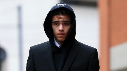 Mason Greenwood à sa sortie du tribunal de Minshull Street Crown Court, à Manchester, le 21 novembre 2022. (LINDSEY PARNABY / AFP)