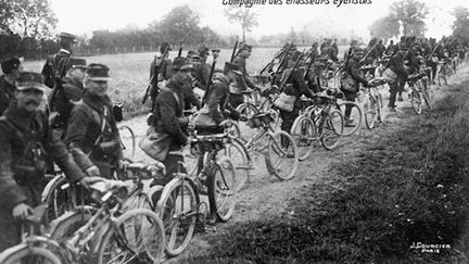 par le biais d’épreuves comme le lancer de grenade, l'action des Corps francs (ancêtre des commandos) ou la création des groupes de chasseurs cyclistes, créés suite à l’anéantissement de la cavalerie en 1914. L'école de Joinville, qui accueille des appelés sportifs et forme des moniteurs militaires de gymnastique, fait alors office de creuset pour la propagation du sport.
 
 (DR)