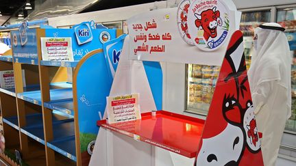 Un étalage vidé des puoduits français dans un supermarché de Koweit City. (YASSER AL-ZAYYAT / AFP)