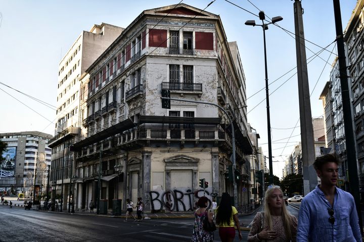 Ancien hôtel de style néoclassique laissé à l'abandon.
 (LOUISA GOULIAMAKI / AFP)