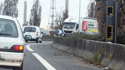 &nbsp; (Un radar double sens sur la départementale 301 dans le Rhône © MaxPPP)