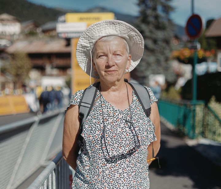 Marie-Paule Andréa, spectatrice rencontrée entre Morzine et Megève (Haute-Savoie), le 12 juillet 2022, lors de la 10e étape du Tour France. (PIERRE MOREL / FRANCEINFO)