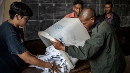 Le dépouillement a lieu à Antananarivo à Madagascar, le 7 novembre 2018.&nbsp; (MARCO LONGARI / AFP)