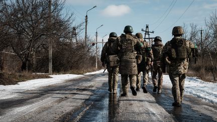 Des militaires ukrainiens à Siversk (Ukraine), le 17 février 2023. (YASUYOSHI CHIBA / AFP)