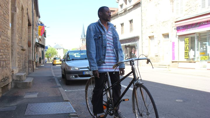 Un migrant profite des nouveaux v&eacute;los du centre pour faire un tour dans Pouilly-en-Auxois, jeudi 23 avril. (CLEMENT PARROT / FRANCETV INFO)