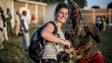 Camille Lepage pose avec un danseur le 6 octobre 2013 au stade de Bangui, en République centrafricaine.
 (Sylvain Cherkaoui / Sipa)