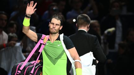 La déception de Rafael Nadal, battu dès son entrée en lice au Masters de Paris Bercy par l'Américain Paul Tommy, le 2 novembre 2022. (CHRISTOPHE ARCHAMBAULT / AFP)