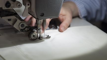 Machine à coudre professionnelle. (JEAN CHRISTOPHE VERHAEGEN / AFP)