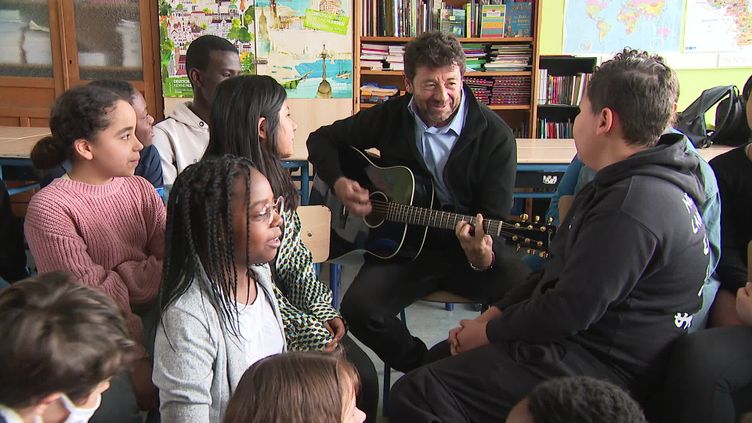 Patrick Bruel and CM2 students from Victor Duruy school, March 29, 2023. (France 3 Nord-Pas-de-Calais: C. Defurne / S. Gurak / B. Weill)