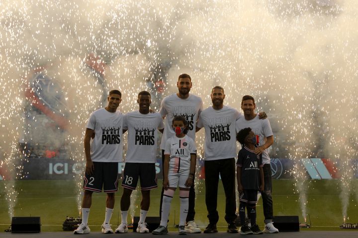 Les nouvelles stars parisiennes ont été présentées au Parc des Princes.&nbsp; (GEOFFROY VAN DER HASSELT / AFP)