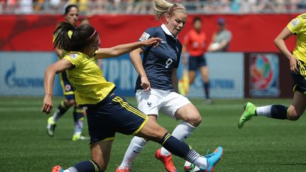 La Fran&ccedil;aise Eug&eacute;nie Le Sommer (&agrave; droite), lors du match contre la Colombie, le 13 juin 2015 &agrave; Moncton (Canada). (USA TODAY SPORTS / REUTERS)