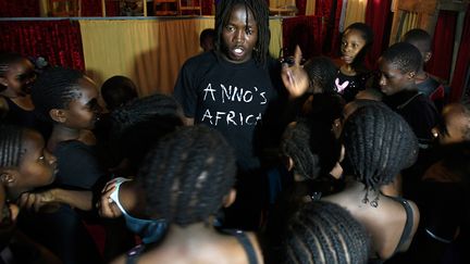 Mike Wamaya, issu lui aussi des bidonvilles, est devenu danseur professionnel et professeur de danse. Il a exercé son talent sur les scènes internationales et a été récompensé en 2017 du Teacher Prize, un prix attribué aux meilleurs enseignants du monde entier. En 2009, il a rejoint Annos Africa, mais après avoir passé plusieurs années au sein de l’équipe pédagogique, il a décidé de créer sa propre structure, le Project Elimu. Aujourd’hui, il n'enseigne plus au sein d’Anno's Africa, car il se consacre à plein temps à son organisation.&nbsp; &nbsp; (THOMAS MUKOYA / REUTERS)