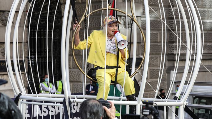 Vivienne Westwood dans une cage pour protester contre l'extradition du lanceur d'alerte Julian Assange, le 21 juillet 2020, à Londres (SOPA IMAGES / LIGHTROCKET / Getty images)