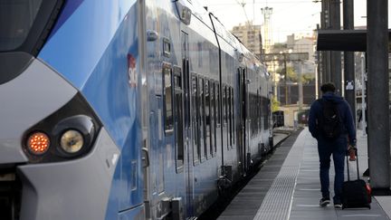 A partir du 3 janvier, il sera interdit de boire ou manger dans les transports même longue distance. Illustration (FRANCK PENNANT / MAXPPP)