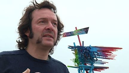 La sculpture "Stilthouse" de Arne Quinze a rejoint les vignes du Château d'Arsac
 (Capture d&#039;image France3/Culturebox)