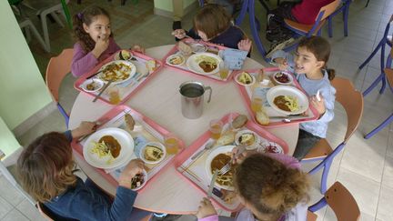 Dégustation d'un repas spécial à la cantine du&nbsp;groupe scolaire Gringoire d'Hérouville-St-Clair. (MYCHELE DANIAU / AFP)