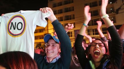 Des partisans du "non" fêtent leur victoire à Bogota (Colombie), dimanche 2 octobre 2016, lors du référendum sur&nbsp;l'accord de paix avec les Farc.&nbsp; (MARIO TAMA / GETTY IMAGES NORTH AMERICA /AFP)