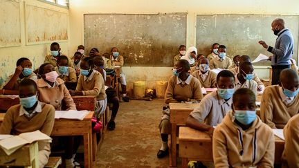 Premier jour de cours pour les élèves de l'école d'Ayany, à Kibera, le 4 janvier 2021. (GORDWIN ODHIAMBO / AFP)