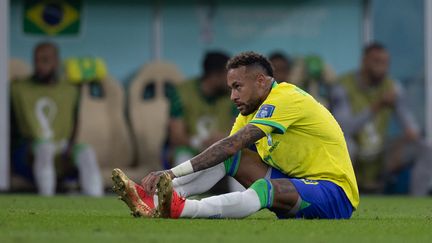 Neymar au sol lors de la rencontre entre le Brésil et la Serbie, durant les phases de poules du Mondial au Qatar, le 24 novembre 2022. (AGIF)