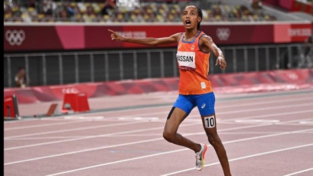 Sifan Hassan s'offre l'or sur le 5000 m devant la Kenyane Hellen Obiri et l'Ethiopienne Gudaf Tsegay. La Néerlandaise valide la première étape de son potentiel triplé avant le 1500 m et le 10000 m.