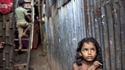 Une petite fille dans un bidonville &agrave; Dhaka (Bangladesh), le 17 octobre 2014. (A. M. AHAD / AP / SIPA)