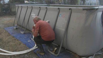 Mardi 12 septembre, en Gironde, un couple a réussi à survivre aux flammes en plongeant dans sa piscine. Mais le mari, pêcheur, a perdu tout son matériel et sa marchandise. (FRANCEINFO)